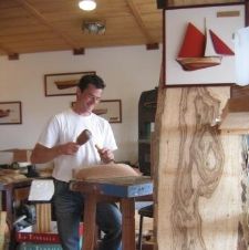Hugues Hervy dans son atelier - L'Étrave